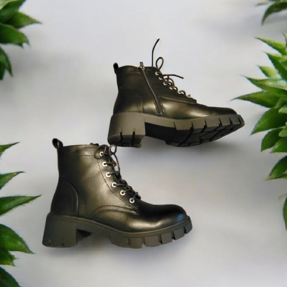 Women's size 10 lace up Vepose New York Black Boots - Picture 8 of 10